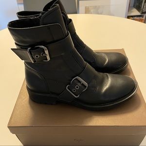 Moto boots with buckles